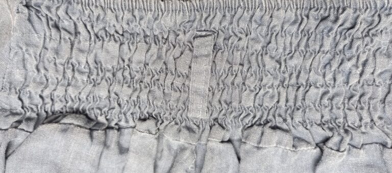 Tissu du pantalon bleu clair retouché par le couturier du marché seconde main à Catane