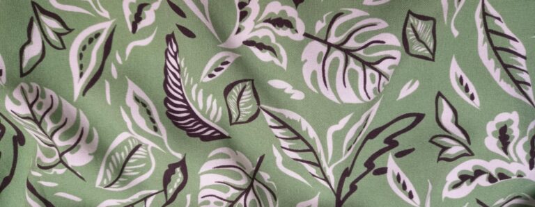 Motif de la robe verte trouvée en seconde main : feuilles en blanc et noir sur tissu vert