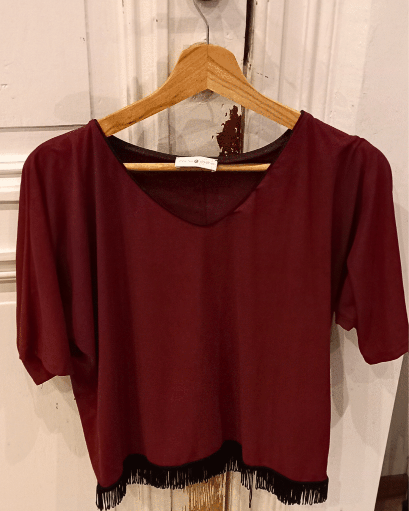 La blouse d'origine, qui a été transformée en sac. Une blouse fluide en velours bordeaux, col V et manches 3/4.