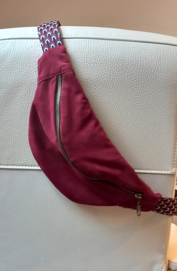 Le sac banane, transformé à partir d'une blouse en velours bordeaux
