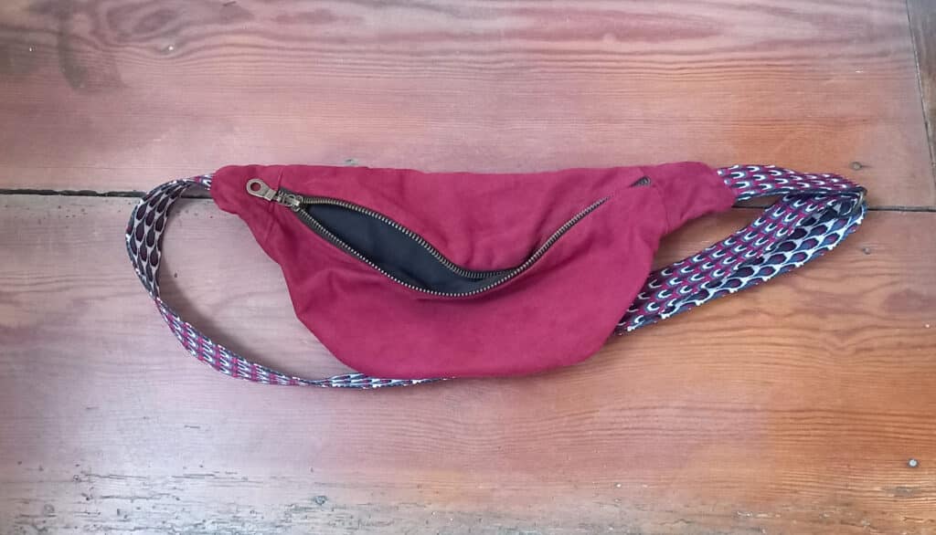 Le sac banane ouvert, avec la doublure noire visible