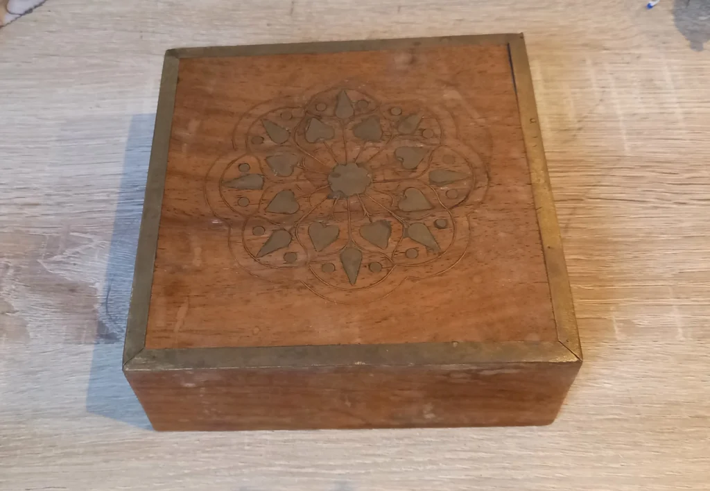 boite en bois fermée, motif étoilé sur le dessus