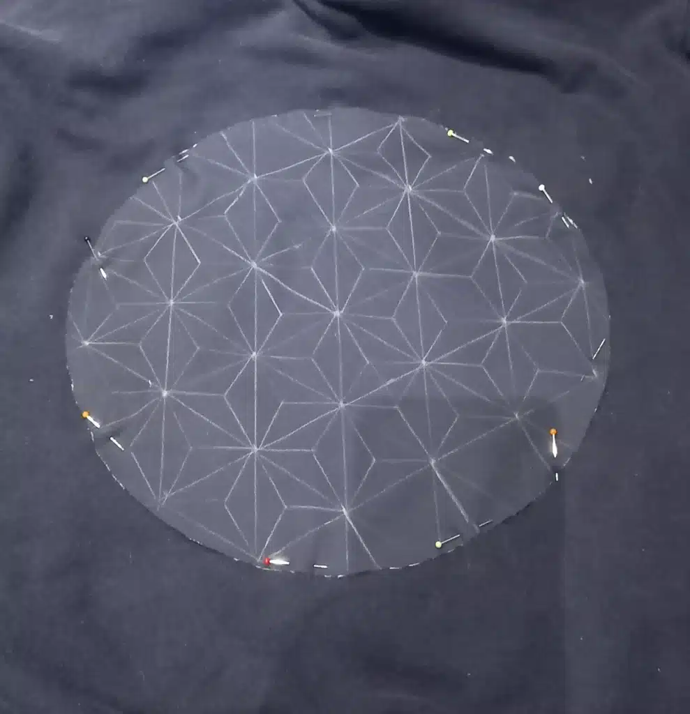 L'appliqué, un rond de tissu, épinglé sur le logo. Le motif sashiko Asanoha est tracé dessus.